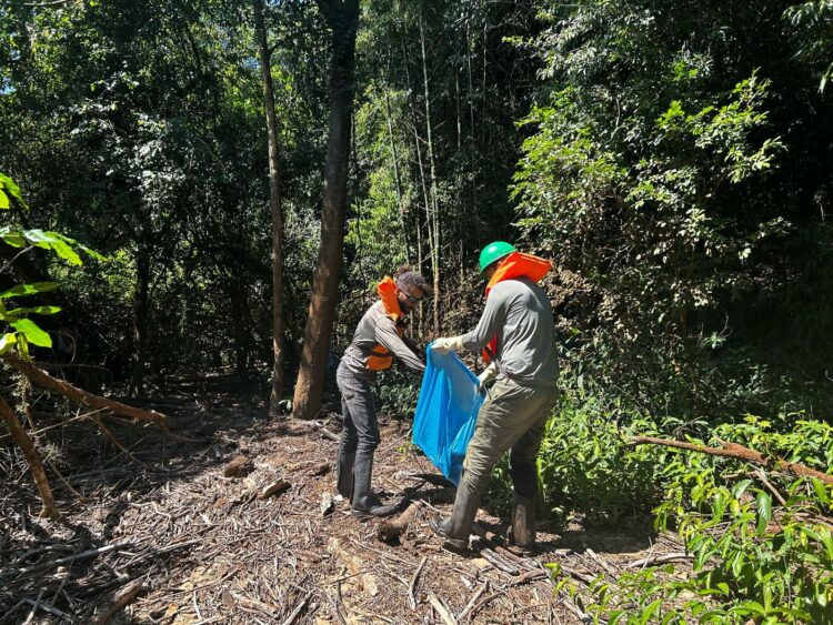 Mais de 140 quilos de resíduos são retirados do Rio Iguaçu na região das Cataratas