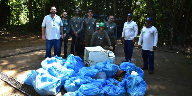 Mais de 140 quilos de resíduos são retirados do Rio Iguaçu na região das Cataratas