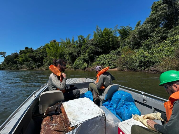 Mais de 140 quilos de resíduos são retirados do Rio Iguaçu na região das Cataratas