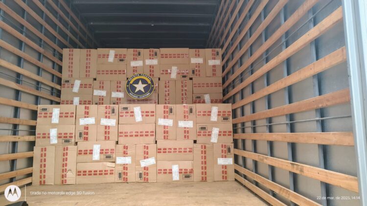 Receita Federal apreende 15 mil pacotes de cigarros contrabandeados na Ponte da Amizade