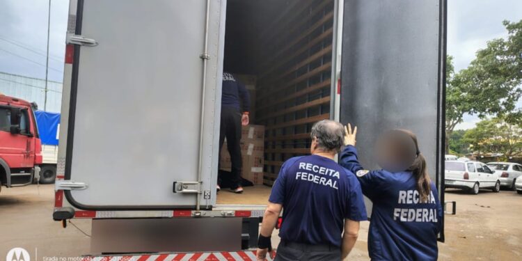 Receita Federal apreende 15 mil pacotes de cigarros contrabandeados na Ponte da Amizade