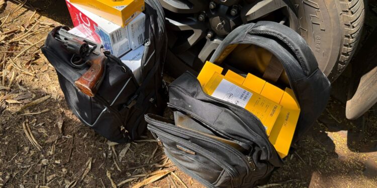 Menor é apreendido na Ponte da Amizade com arma e US$10 mil em smartphones