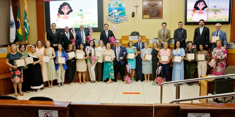 Solenidade na Câmara homenageia 15 mulheres com o Prêmio Mulher Destaque