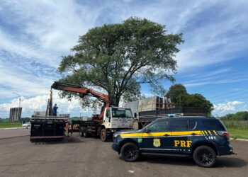 Caminhão com 8 toneladas de excesso de carga é flagrado pela PRF, em Santa Terezinha de Itaipu