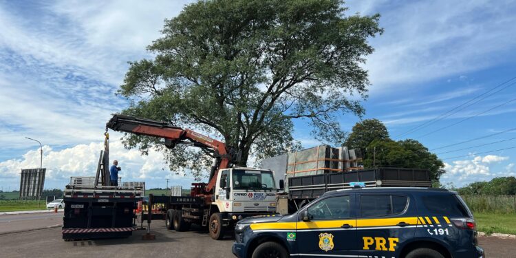 Caminhão com 8 toneladas de excesso de carga é flagrado pela PRF, em Santa Terezinha de Itaipu