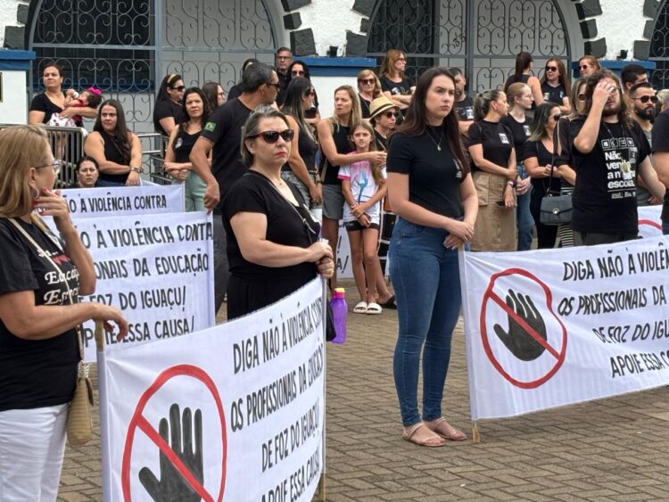 Professores municipais realizam manifestação contra violência nas escolas