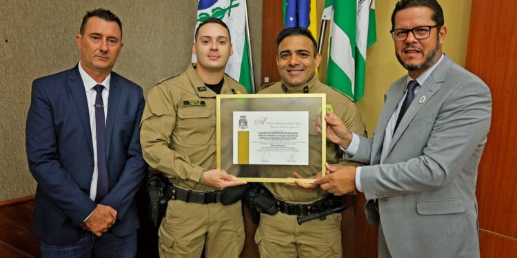 Policiais militares ganham Moção de Aplauso por ato de bravura