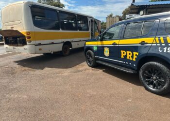 Ônibus sem condições de trafegar é interceptado pela PRF, em Céu Azul