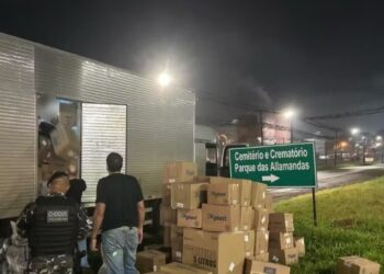 Dois PMs de Foz são presos em Londrina suspeitos de escoltar caminhão com contrabando