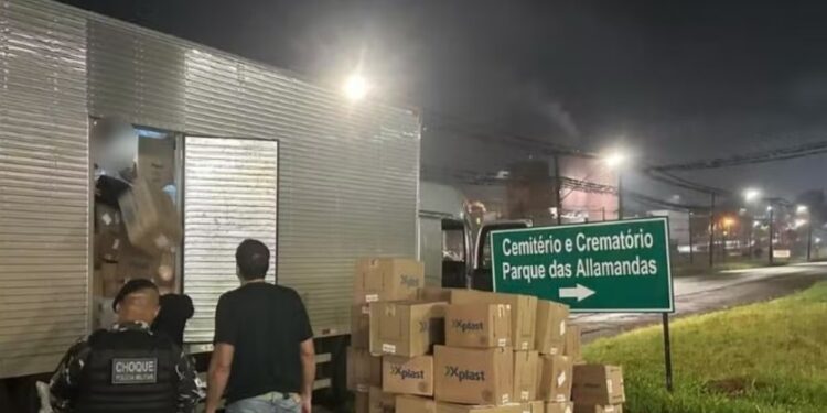 Dois PMs de Foz são presos em Londrina suspeitos de escoltar caminhão com contrabando