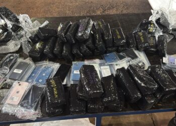 Casal paraguaio é flagrado com quase R$ 500 mil em celulares escondidos em fundo falso