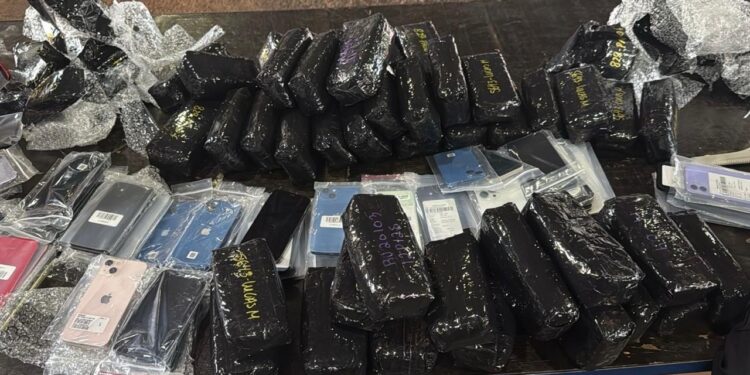 Casal paraguaio é flagrado com quase R$ 500 mil em celulares escondidos em fundo falso