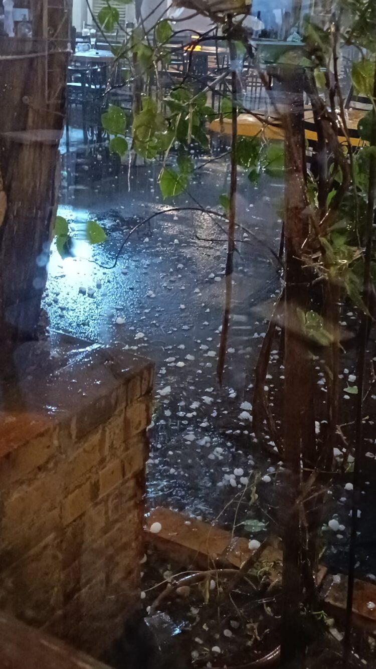 Ventos fortes e chuva de granizo provocam estragos em Foz do Iguaçu