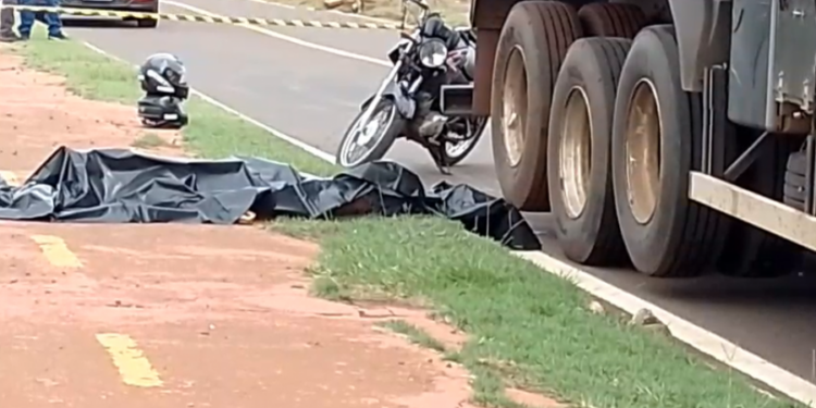 Motociclista morre após ser atingida nas pernas por um caminhão