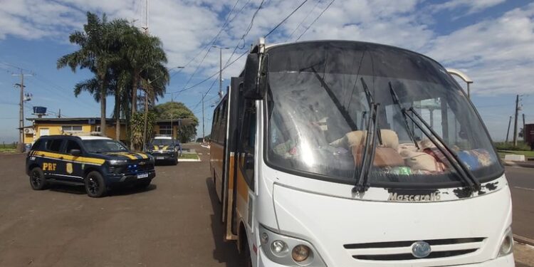 Em menos de 15 dias, PRF flagra ônibus de mesma empresa transportando paraguaios sem condições de trafegar