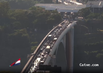 Caminhão quebrado em cima da Ponte da Amizade gera congestionamento