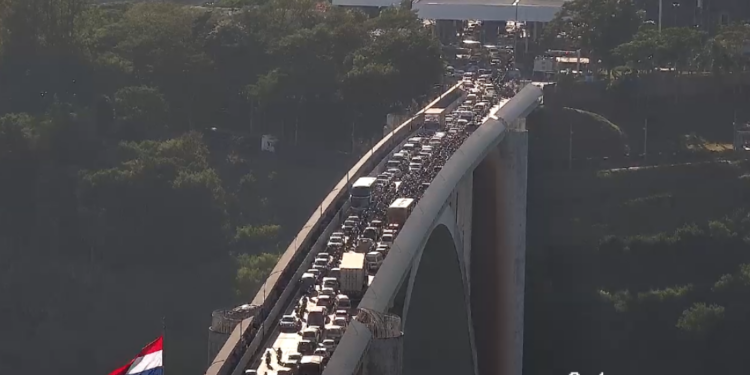Caminhão quebrado em cima da Ponte da Amizade gera congestionamento