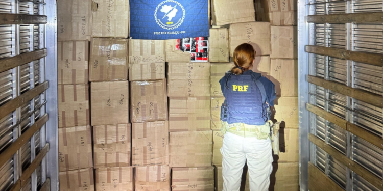 Caminhão com 3 mil celulares é interceptado pela PRF na BR-277, em Céu Azul