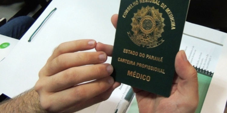 Com foco na fronteira, Conselho de Medicina lança campanha ‘Médico só com CRM”
