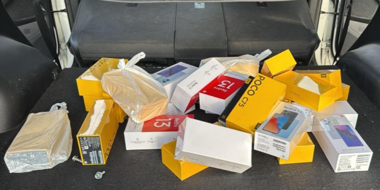 Receita Federal encontra 148 celulares escondidos em fundos falsos