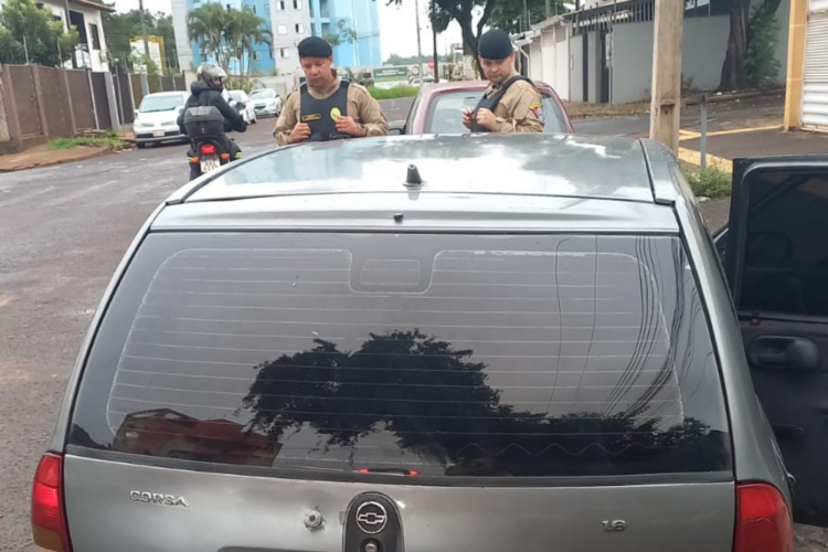 Tentativa de assalto a taxi paraguaio tem troca de tiros com a polícia e um bandido preso