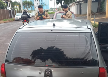 Tentativa de assalto a taxi paraguaio tem troca de tiros com a polícia e um bandido preso