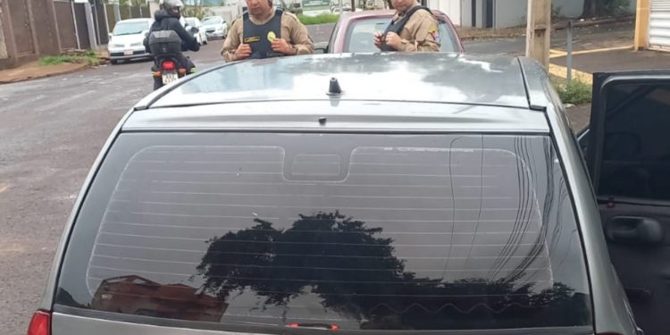 Tentativa de assalto a taxi paraguaio tem troca de tiros com a polícia e um bandido preso
