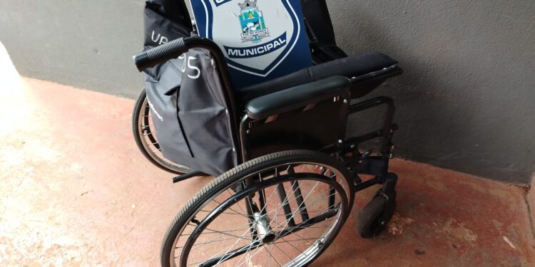 Homem furta cadeira de rodas da UPA João Samek e é preso passeando com ela