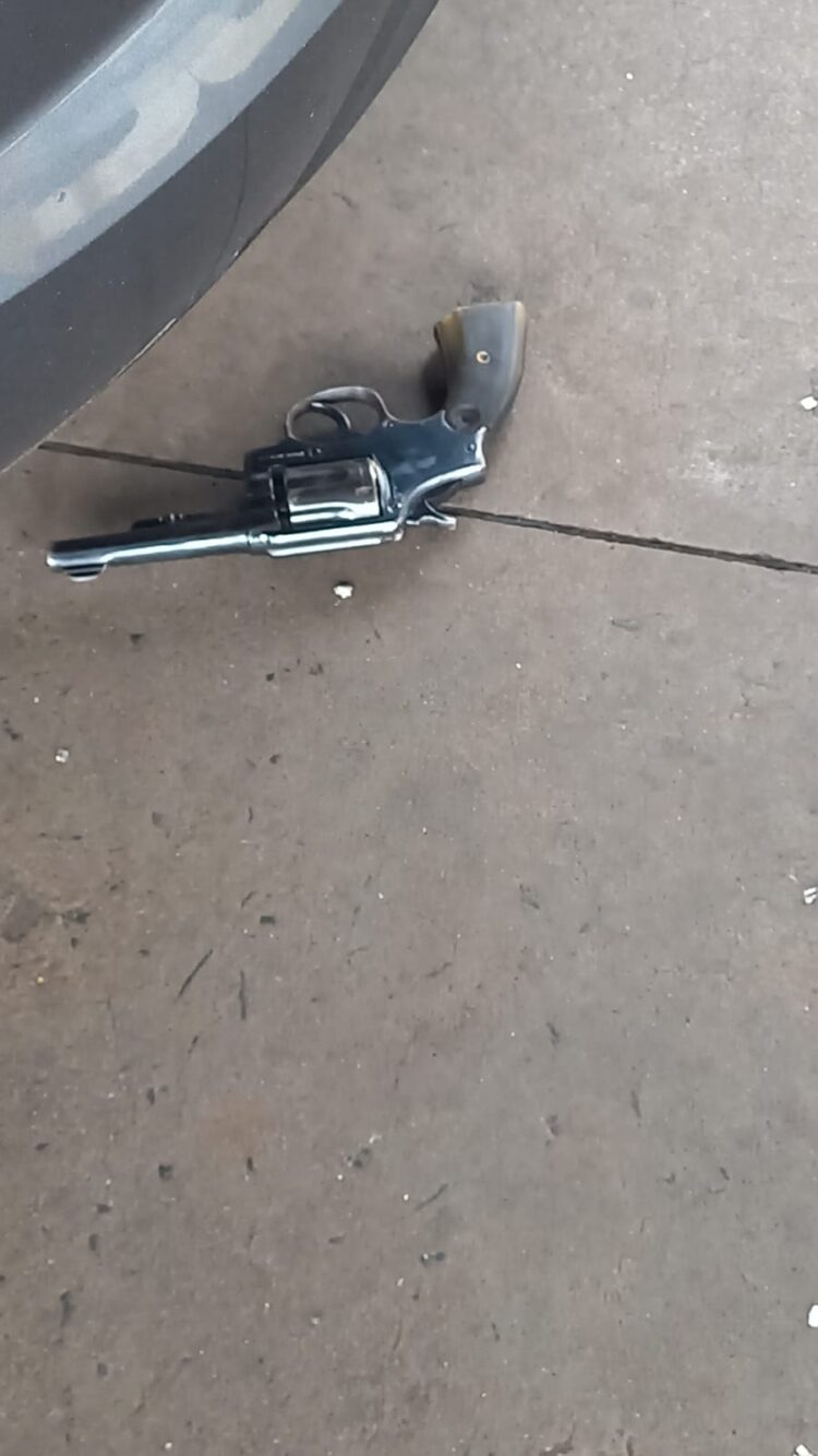 Tentativa de assalto a taxi paraguaio tem troca de tiros com a polícia e um bandido preso