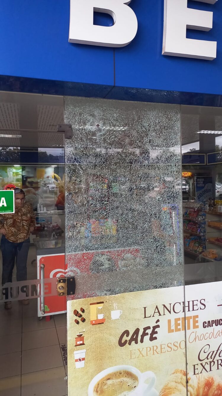 Tentativa de assalto a taxi paraguaio tem troca de tiros com a polícia e um bandido preso