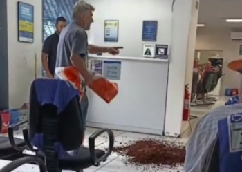 Cliente se irrita com serviço inacabado e joga terra na sede da Sanepar em Foz