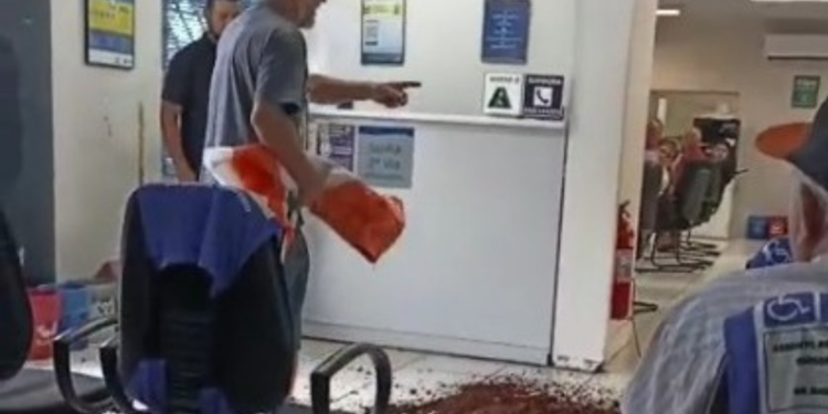 Cliente se irrita com serviço inacabado e joga terra na sede da Sanepar em Foz