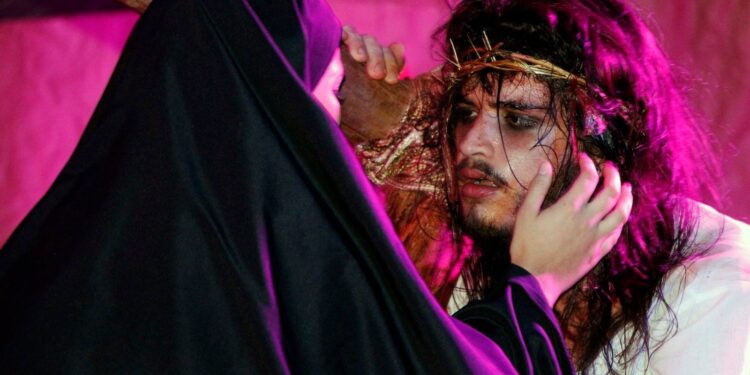Jovens iguaçuenses vão encenar a Paixão de Cristo em duas igrejas na cidade