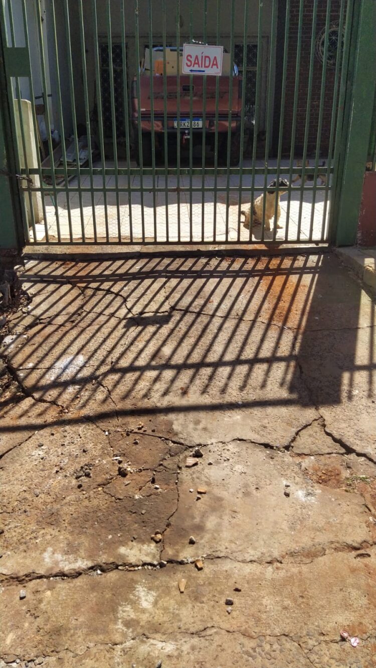 Cliente se irrita com serviço inacabado e joga terra na sede da Sanepar em Foz