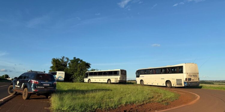Receita Federal apreende sete ônibus com mais de R$ 1 milhão em mercadorias ilegais