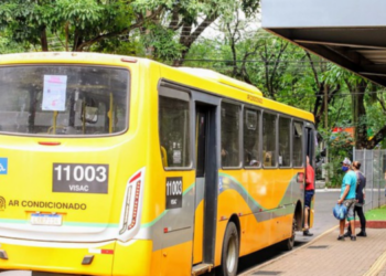 Motoristas fazem protesto e paralisam ônibus do transporte coletivo por duas horas