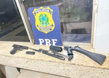 Duas mulheres são presas com fuzil e pistola em carro de aplicativo