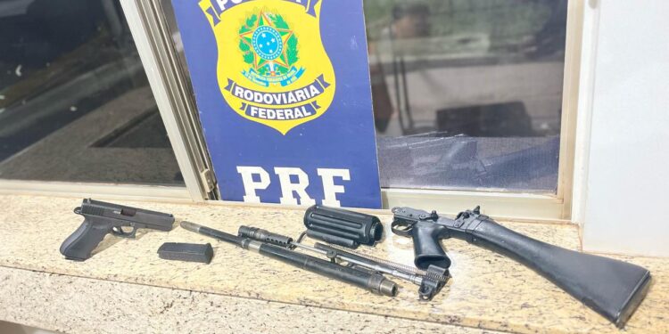 Duas mulheres são presas com fuzil e pistola em carro de aplicativo