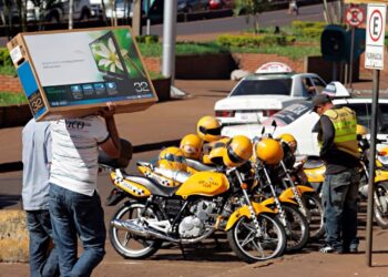 Projeto aprovado pelos vereadores flexibiliza regras para mototaxistas em Foz