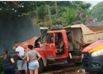 Motociclista arremessa pedra e deixa motorista de caminhão desacordado