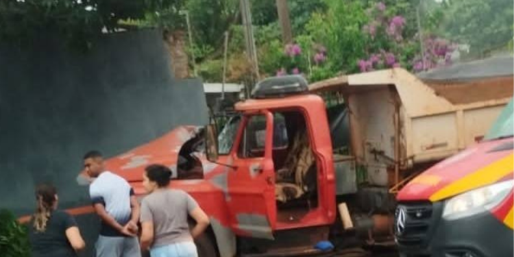 Motociclista arremessa pedra e deixa motorista de caminhão desacordado