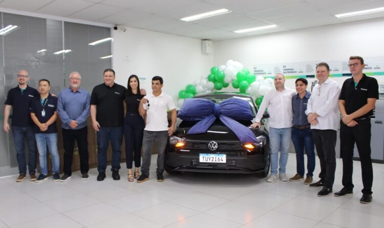 Sicoob entrega carro e moto zero a cooperados de Foz do Iguaçu