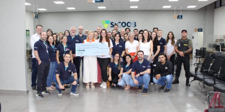 Sicoob entrega carro e moto zero a cooperados de Foz do Iguaçu