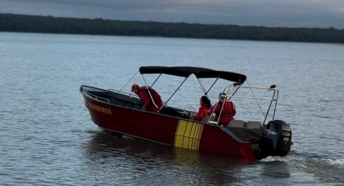 Bombeiros retomam as buscas para encontrar jovem desaparecido no Lago de Itaipu