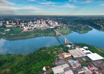 É seguro atravessar a Ponte da Amizade a noite? Descubra um novo horário para fazer compras no Paraguai