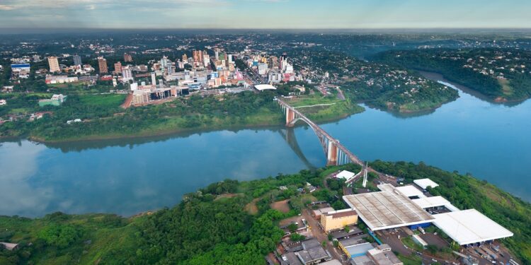 É seguro atravessar a Ponte da Amizade a noite? Descubra um novo horário para fazer compras no Paraguai