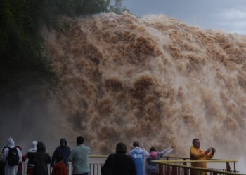 Pesquisa atualiza perfil dos turistas em Foz do Iguaçu e aponta oportunidades para o setor