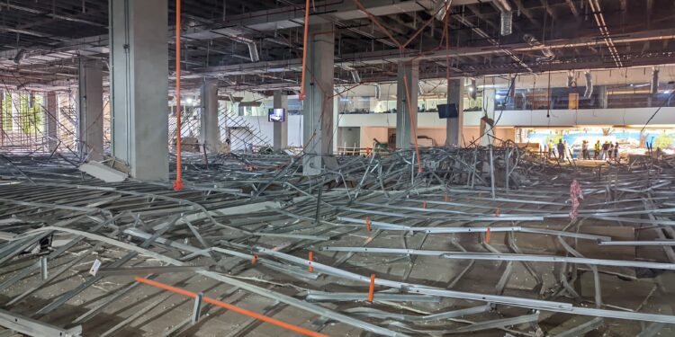 Obra em prédio no centro de Ciudad Del Este é suspensa após desabamento do forro de gesso