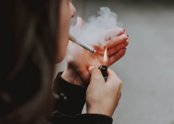 Projeto de lei pretende proibir fumo em áreas externas de escolas e ambientes de saúde
