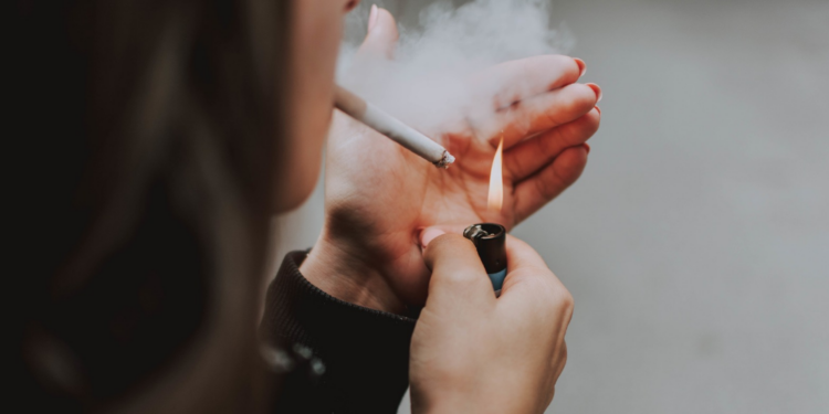 Projeto de lei pretende proibir fumo em áreas externas de escolas e ambientes de saúde